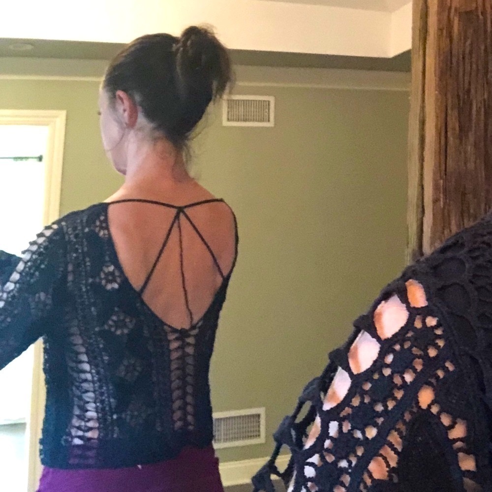 Women’s cropped lace top with open back - Picture 4 of 5
